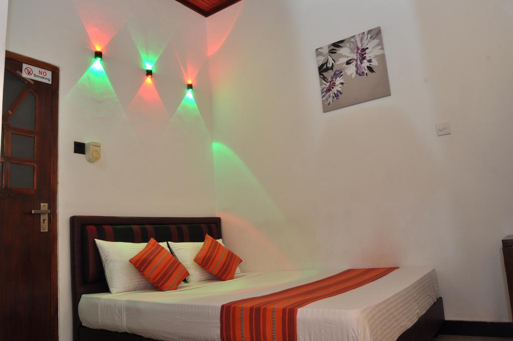 Guest Ryan Hotel Katunayake Room photo