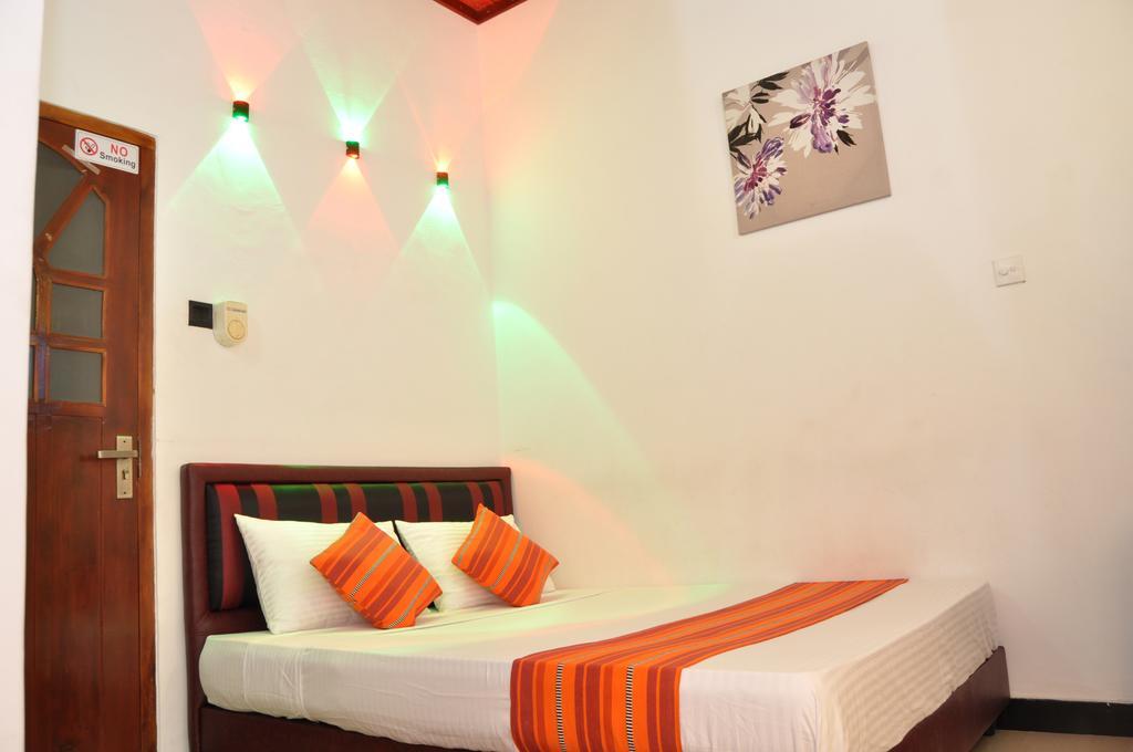 Guest Ryan Hotel Katunayake Exterior photo