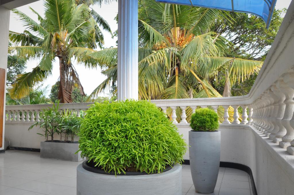 Guest Ryan Hotel Katunayake Exterior photo