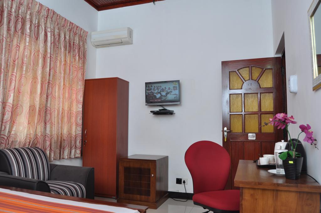 Guest Ryan Hotel Katunayake Exterior photo