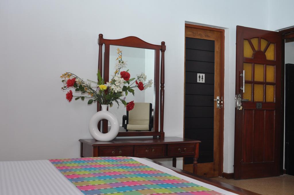 Guest Ryan Hotel Katunayake Exterior photo