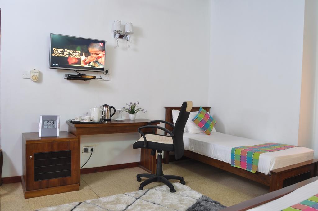 Guest Ryan Hotel Katunayake Exterior photo