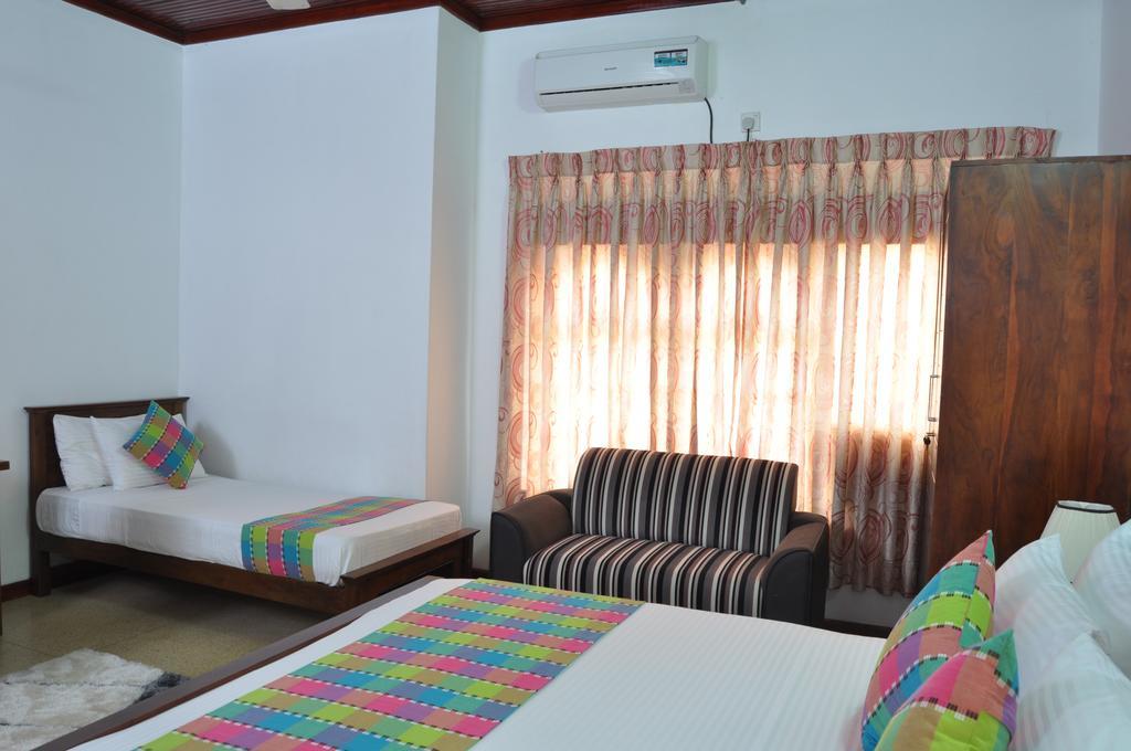Guest Ryan Hotel Katunayake Room photo