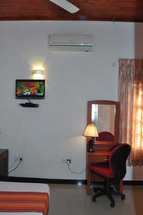 Guest Ryan Hotel Katunayake Exterior photo
