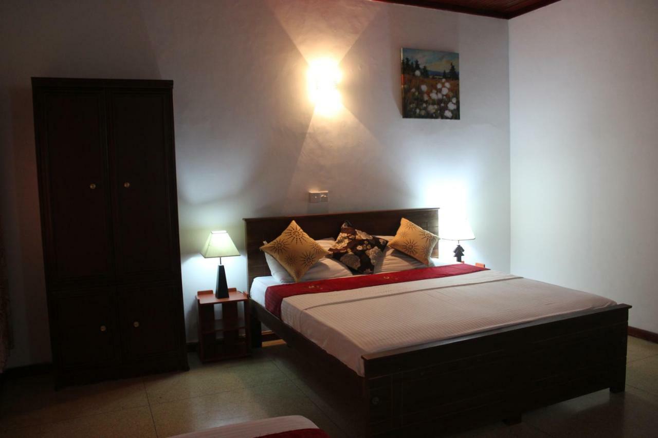Guest Ryan Hotel Katunayake Exterior photo